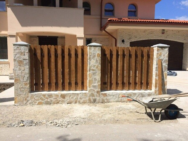Construim garduri din beton armat cu zidarie de caramida sau bca