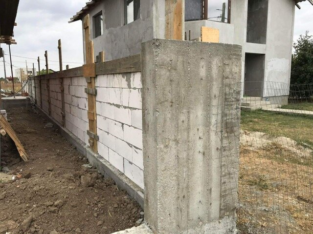 Construim garduri din beton armat cu zidarie de caramida sau bca